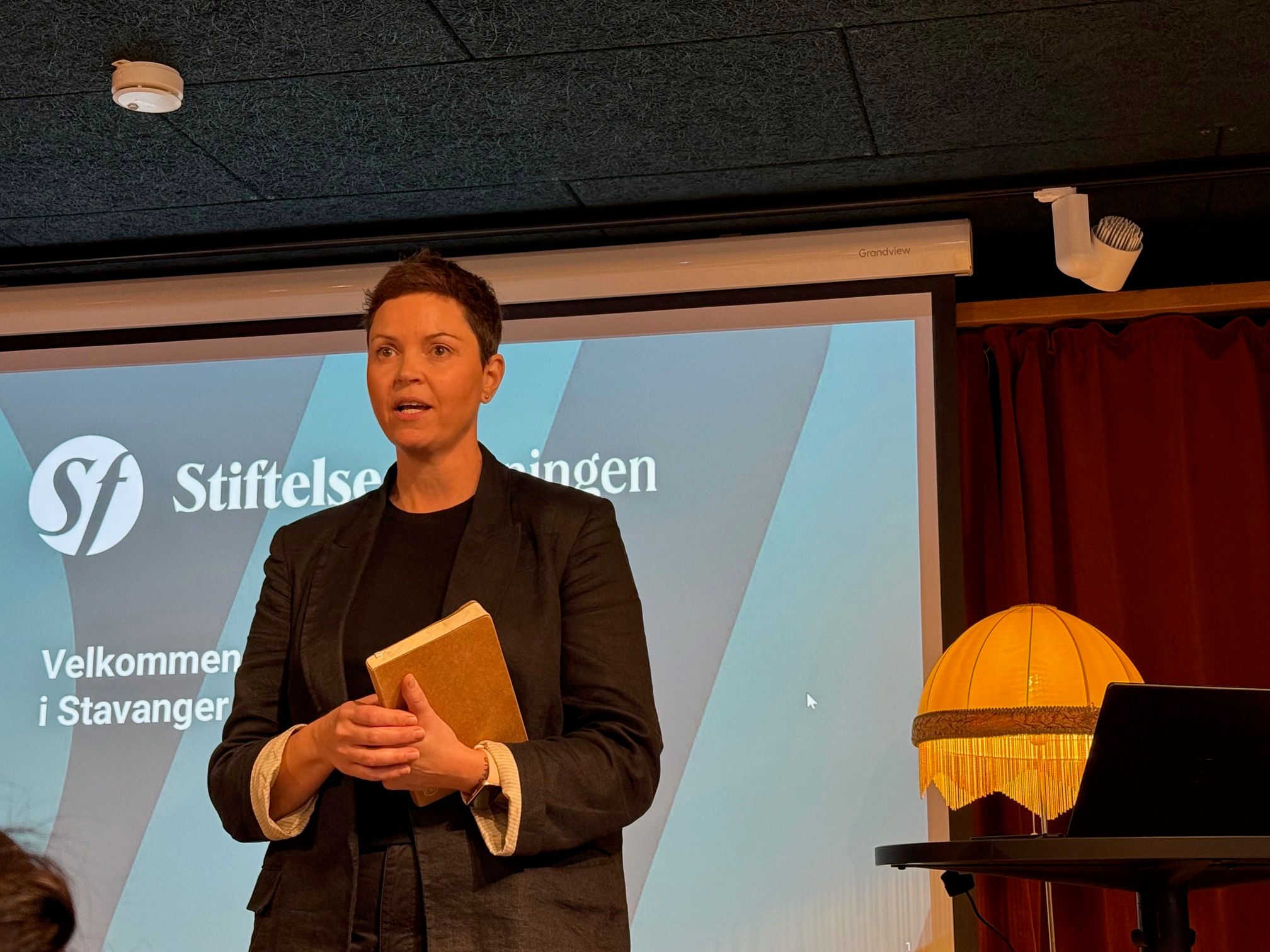 kvinne på scene