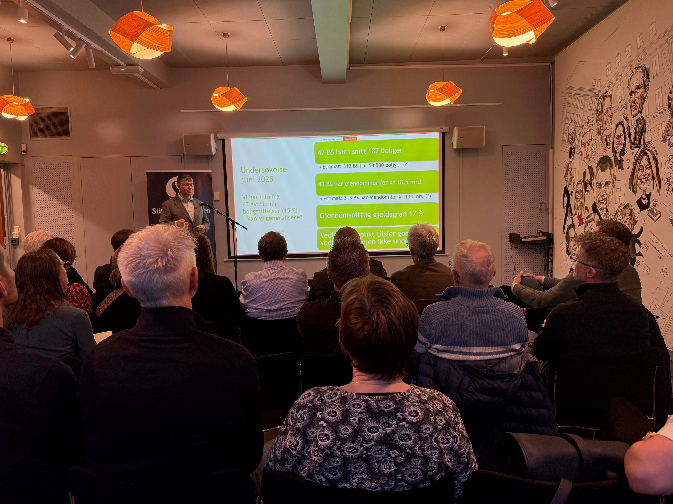 mann foran forsamling