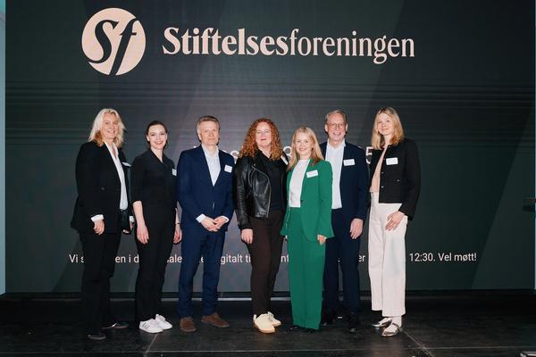 seks personer på scene