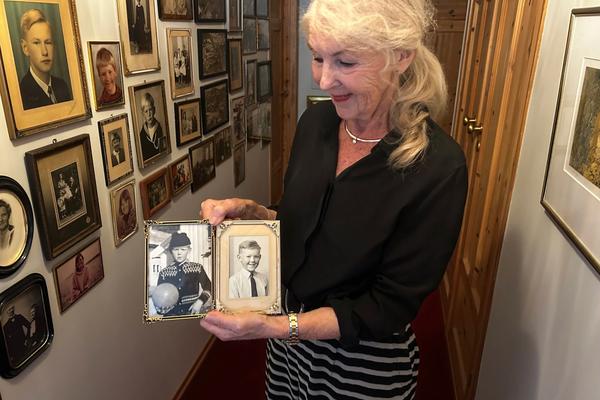 kvinne viser frem foto