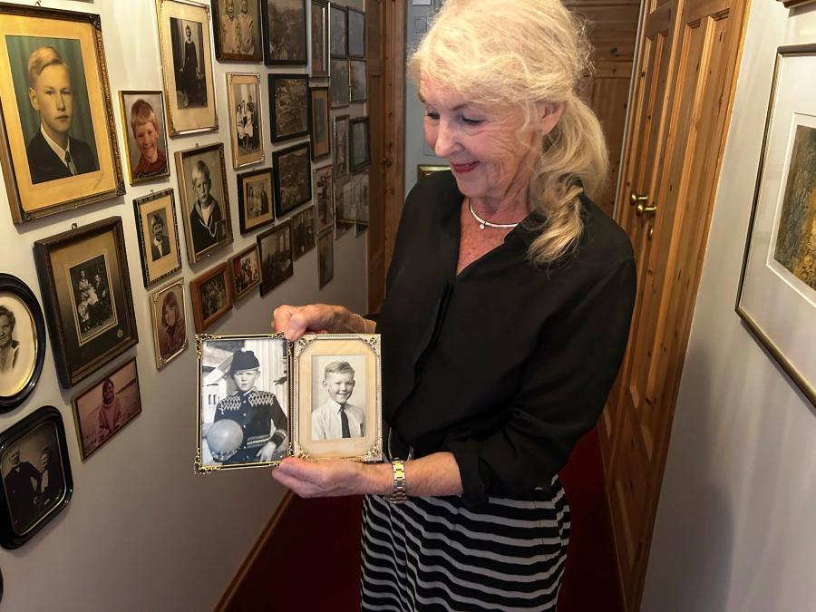 kvinne viser frem foto