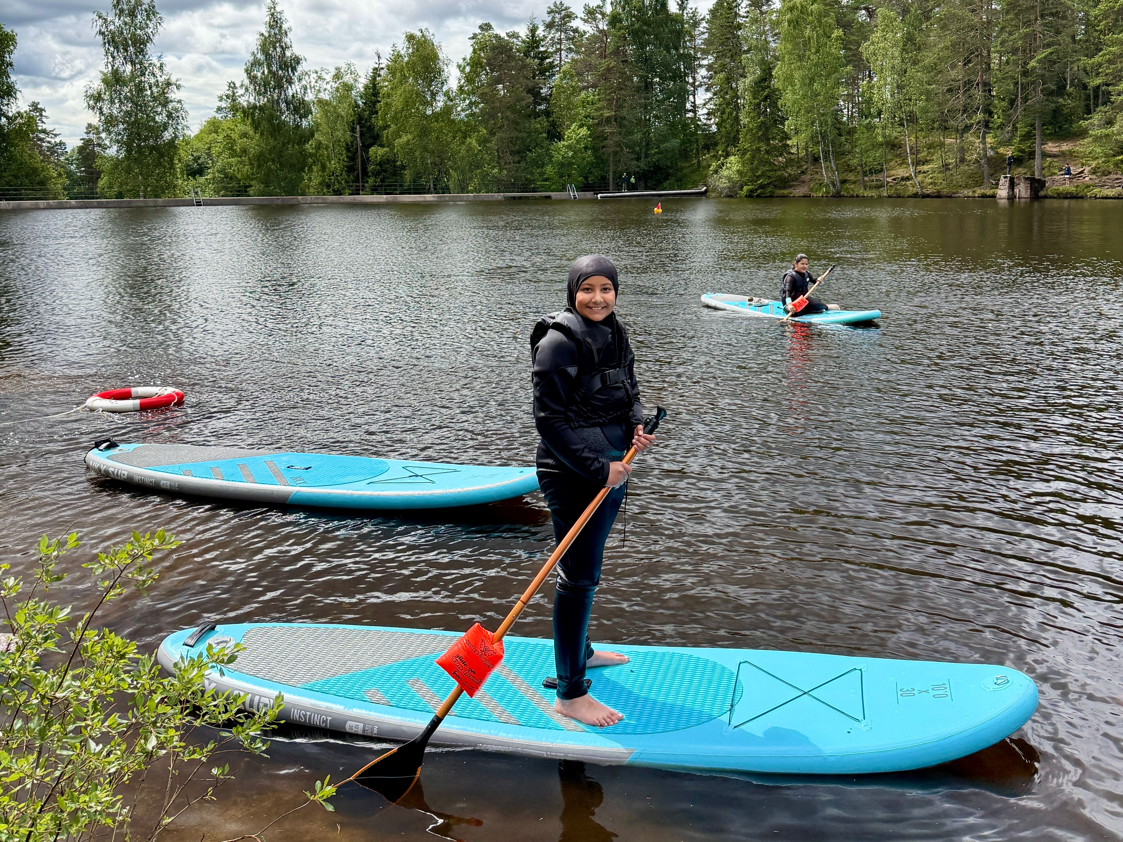 barn på stand up paddle board (SUP)