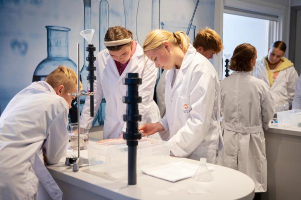 ungdom gjør eksperimenter på laboratorium