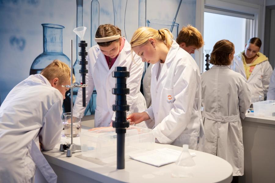 ungdom gjør eksperimenter på laboratorium