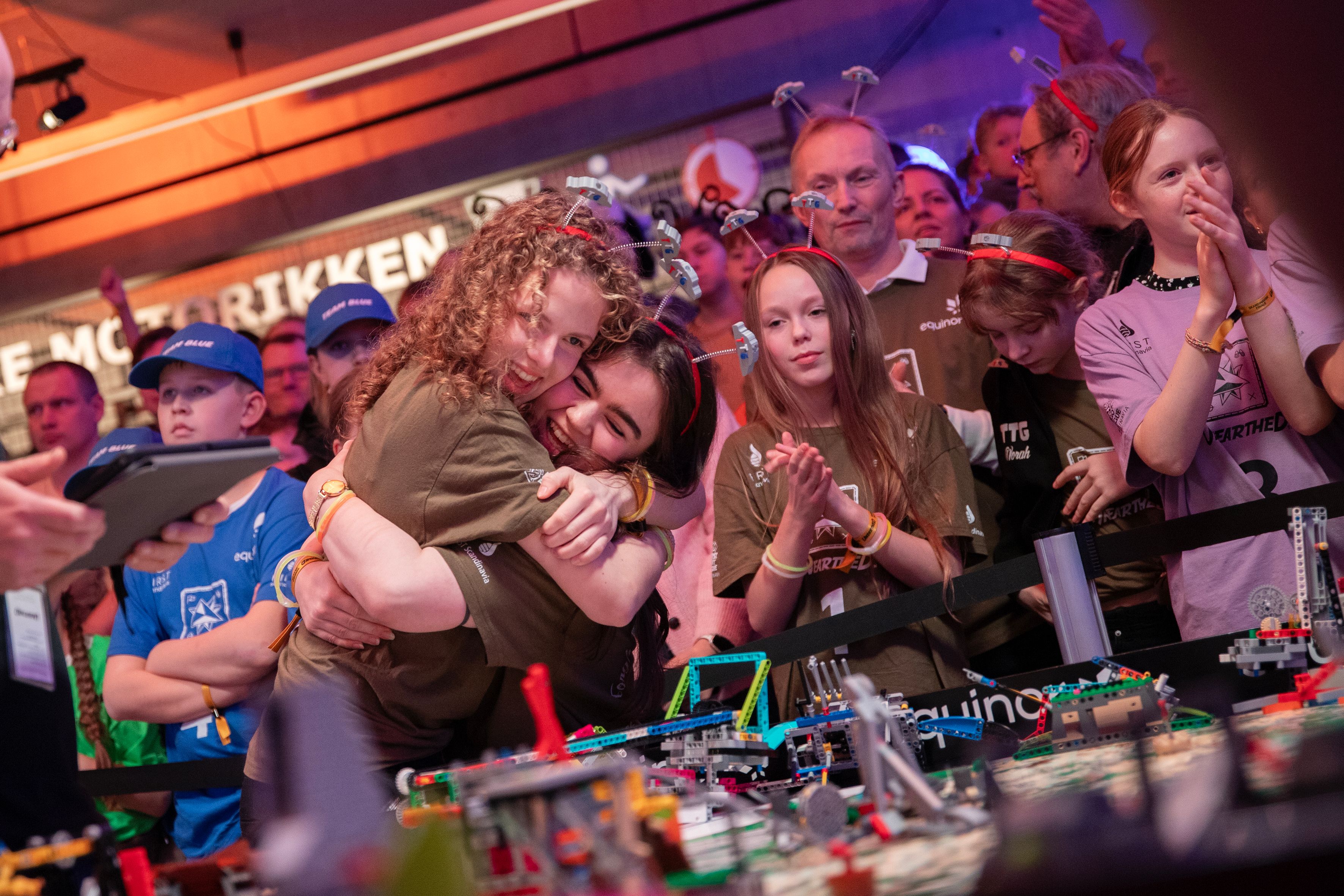 barn bygger lego teknologi