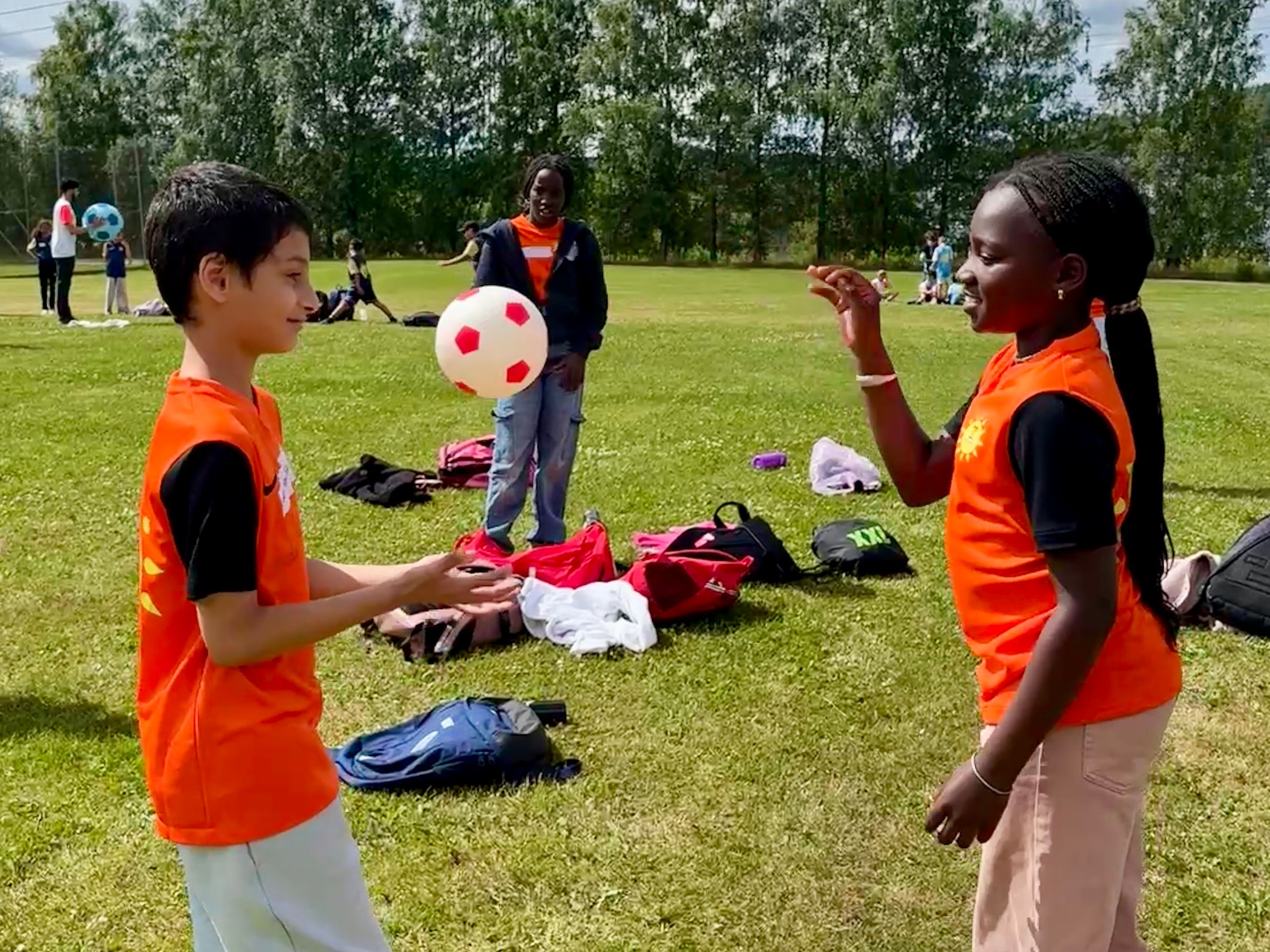 barn leker med ball