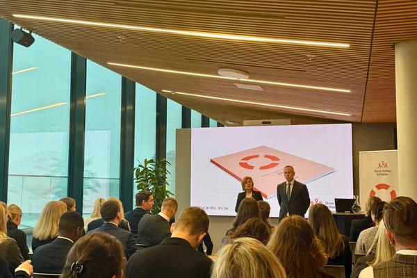 kvinne og mann på scene