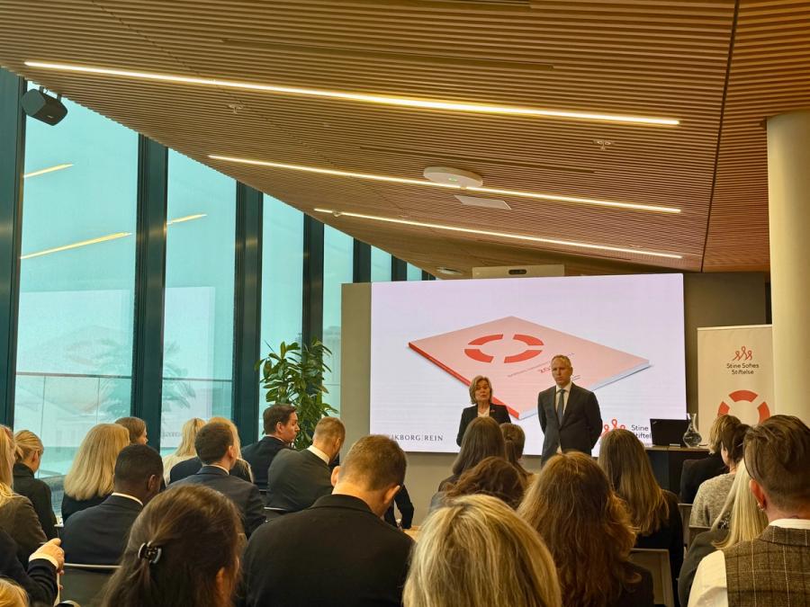 kvinne og mann på scene