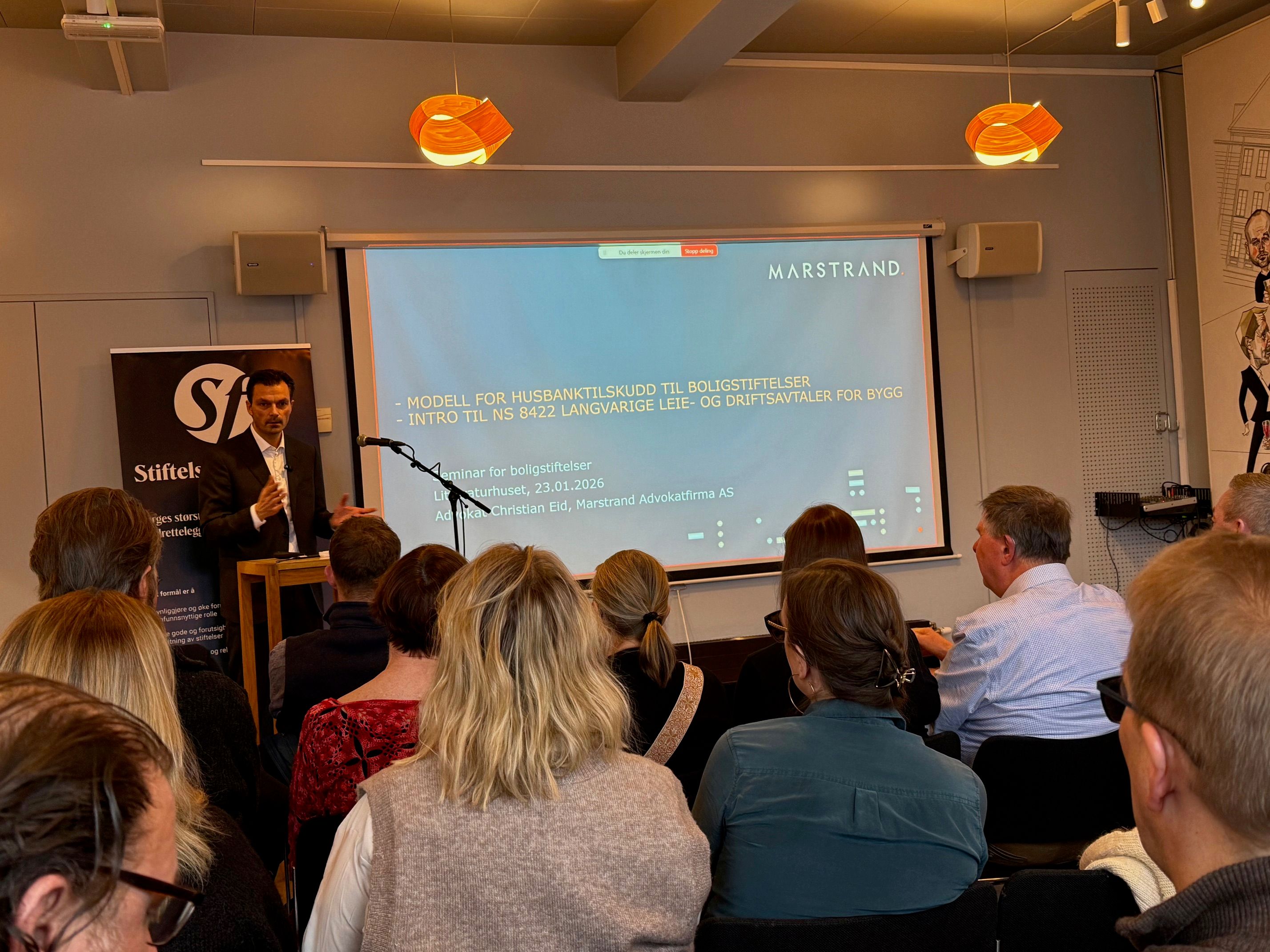 mann foran forsamling