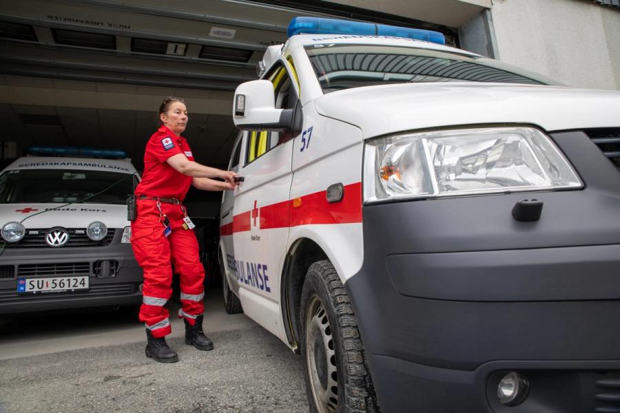kvinne foran en ambulanse