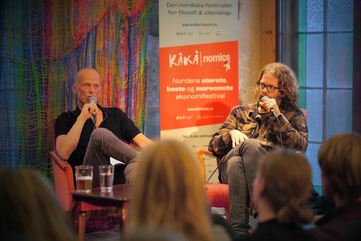 mennesker på festivalscene