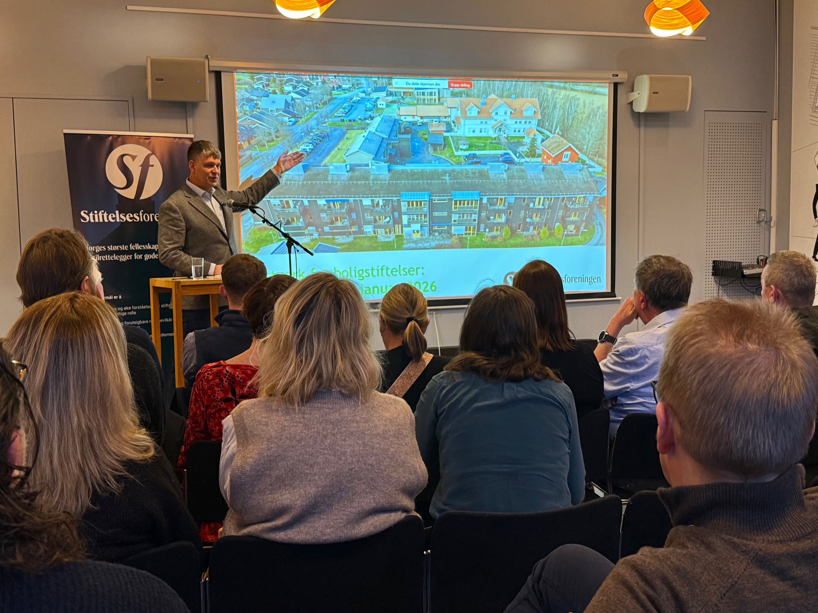 mann foran forsamling