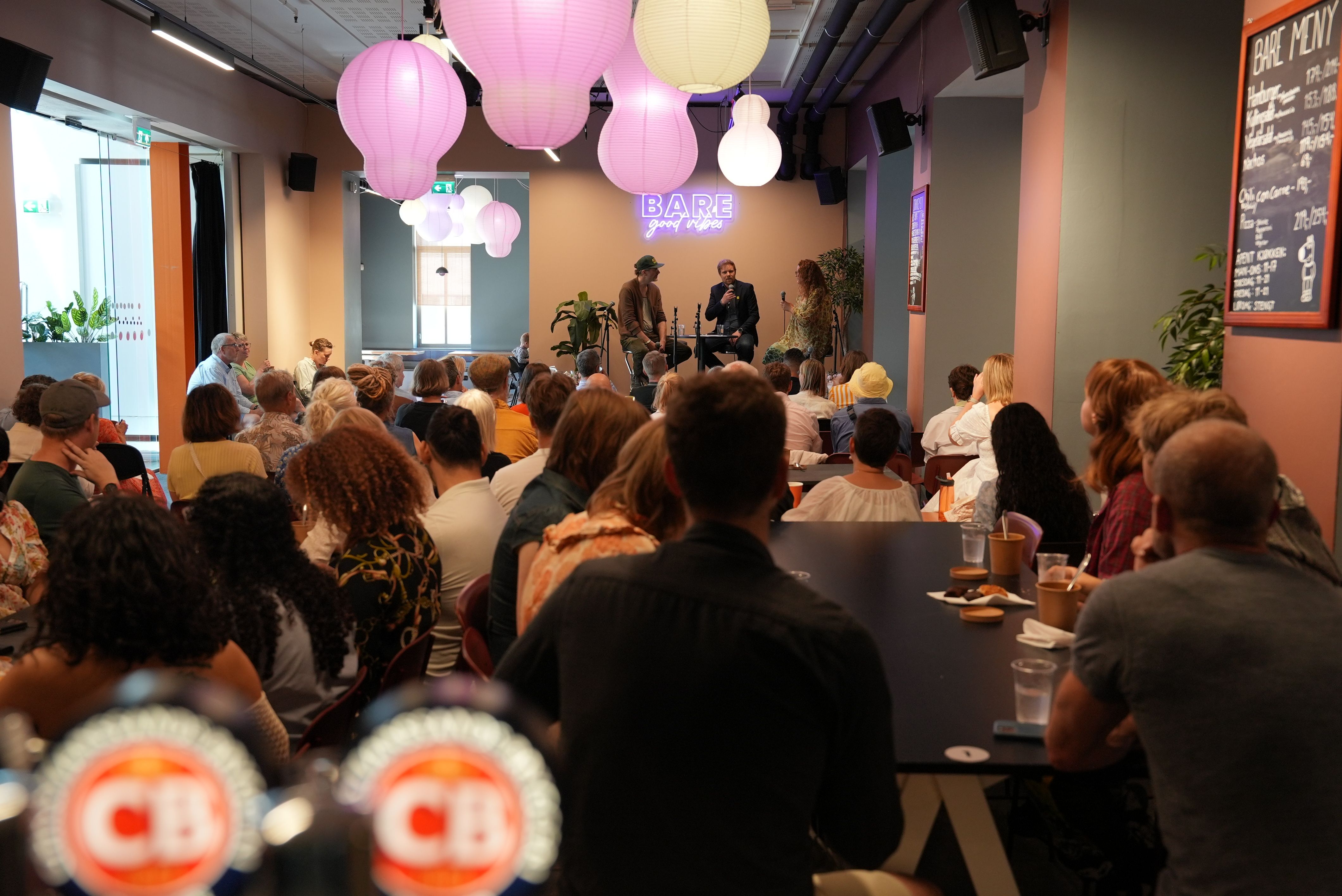 mange mennesker på arrangement