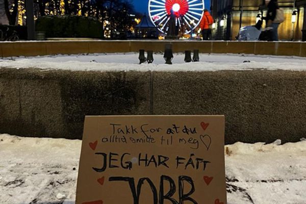 plakat i vinter-bybilde