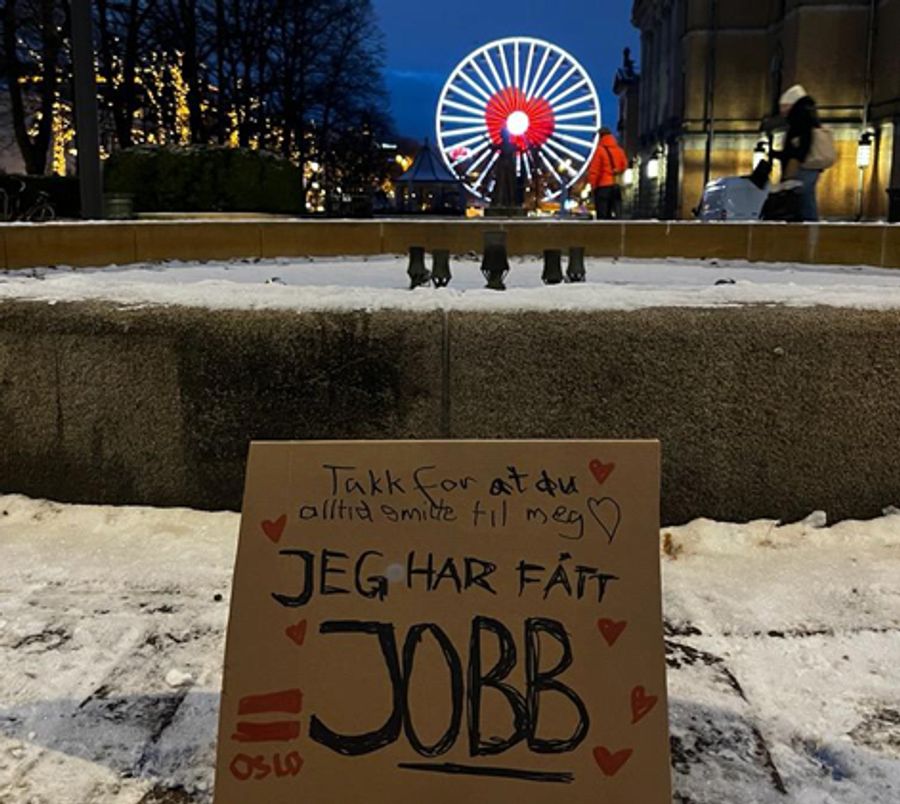 plakat i vinter-bybilde