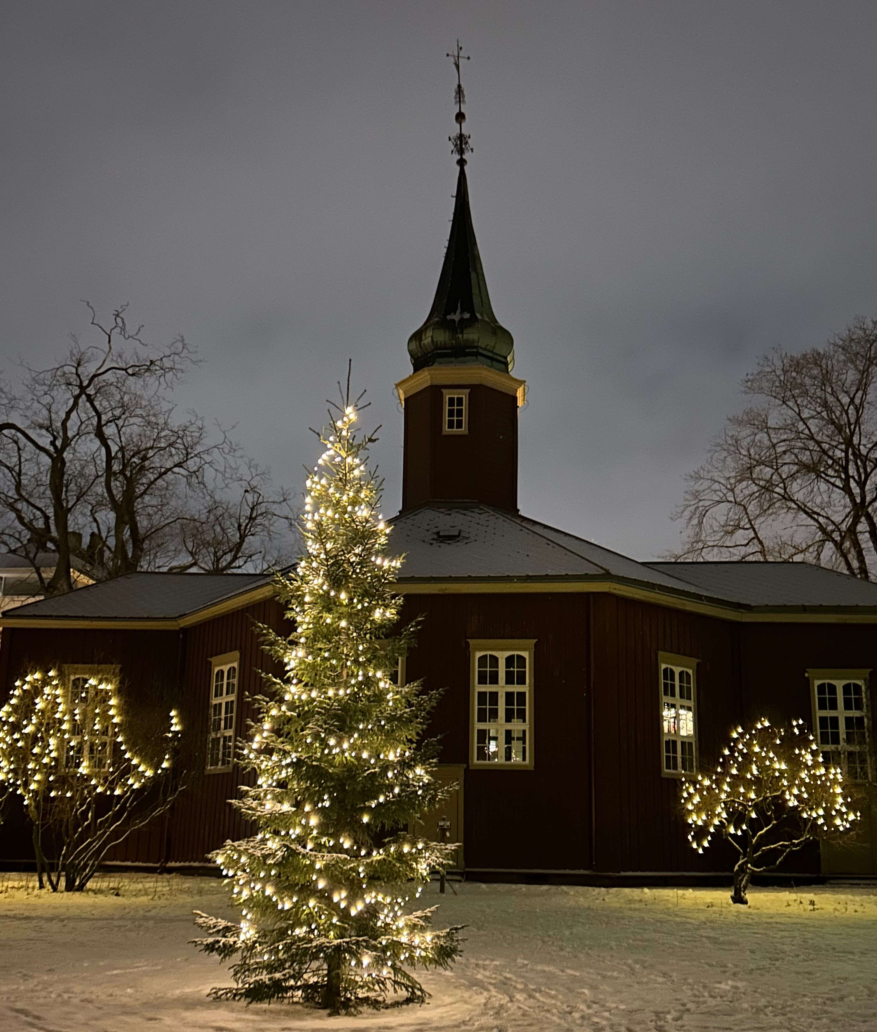kirke snø juletre