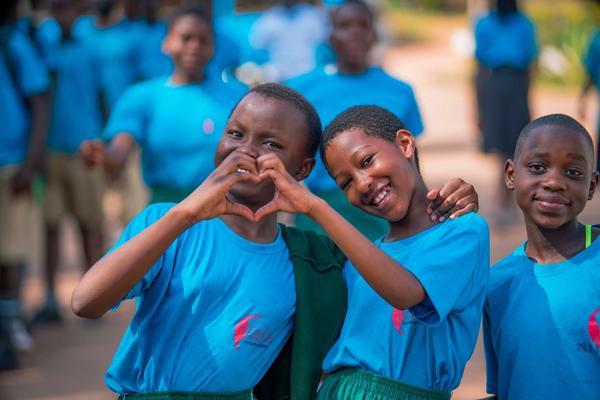 tre barn to former et hjerte med hendene