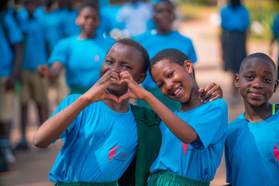 tre barn to former et hjerte med hendene