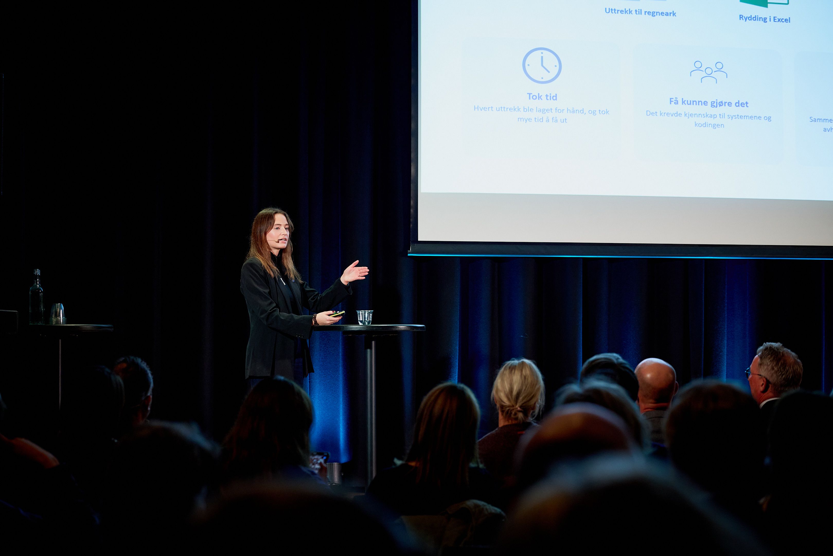 kvinne på scene