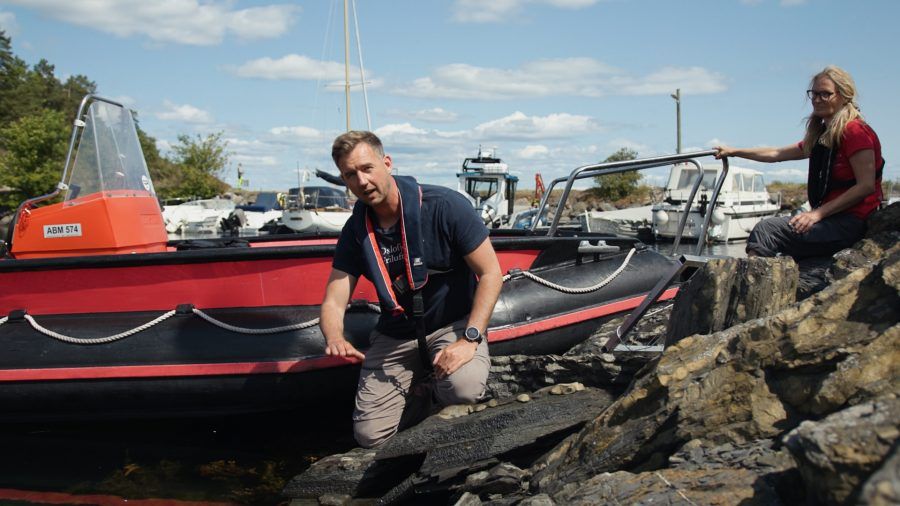 to mennesker og en båt