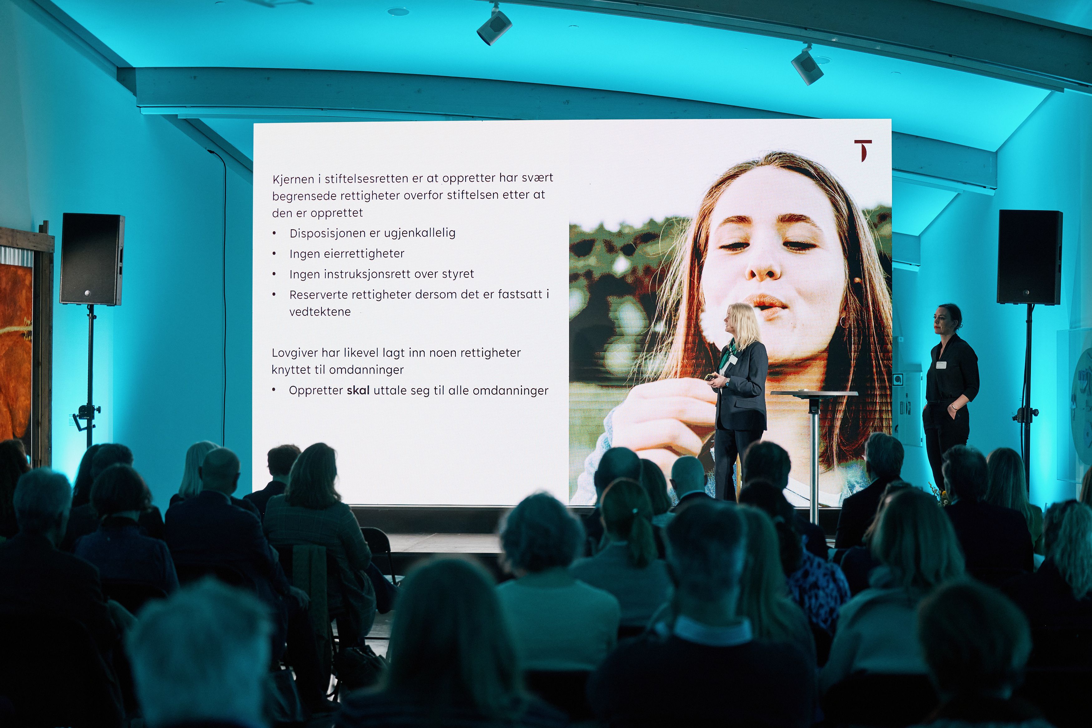 to kvinner på scene