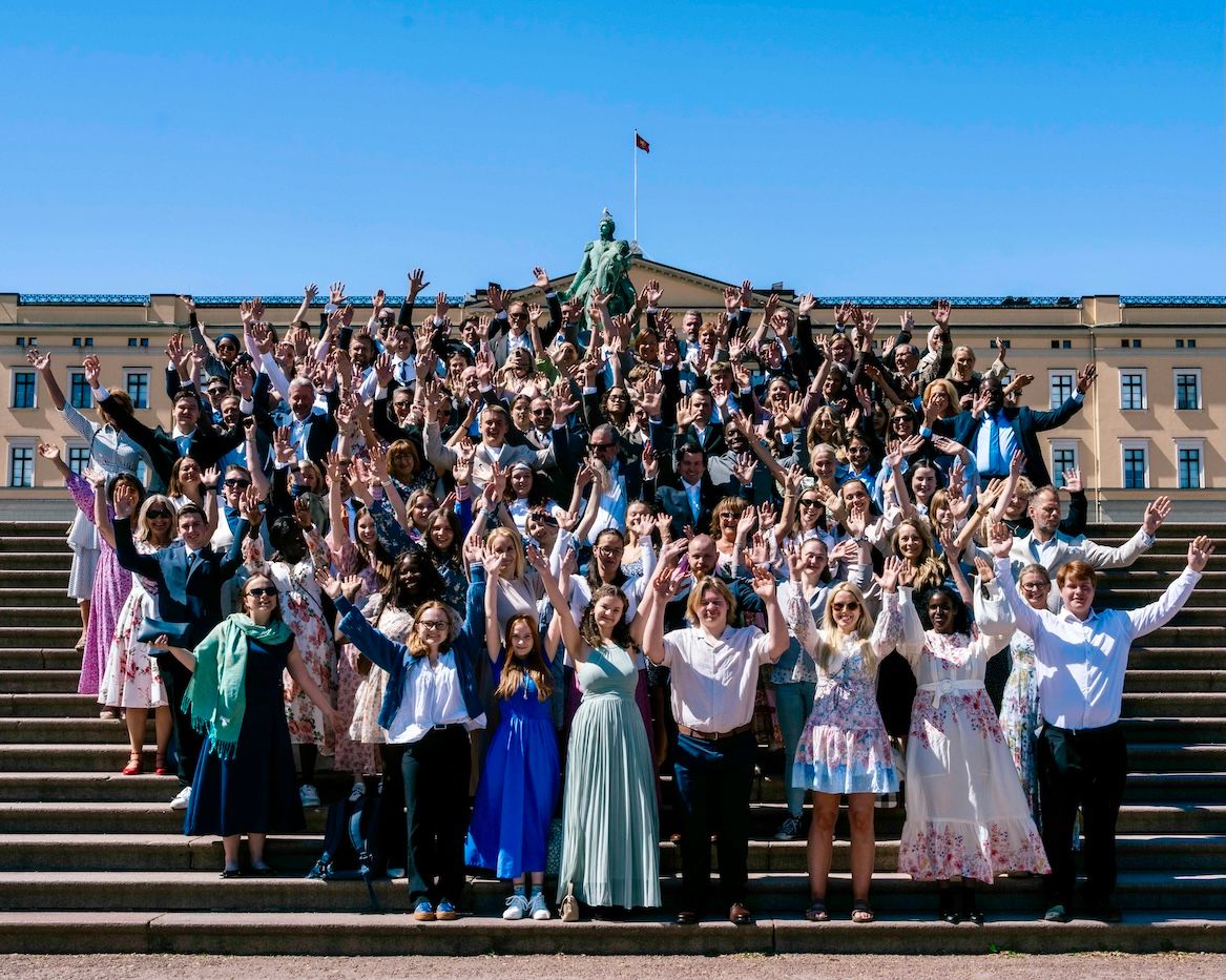 festpynte4te gjester foran det kongelige slott i Oslo