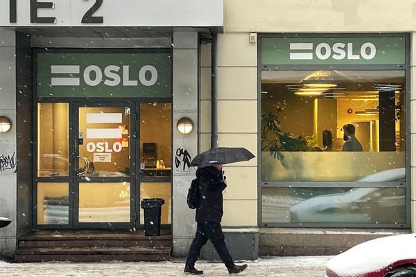 bygård med person som går utenfor