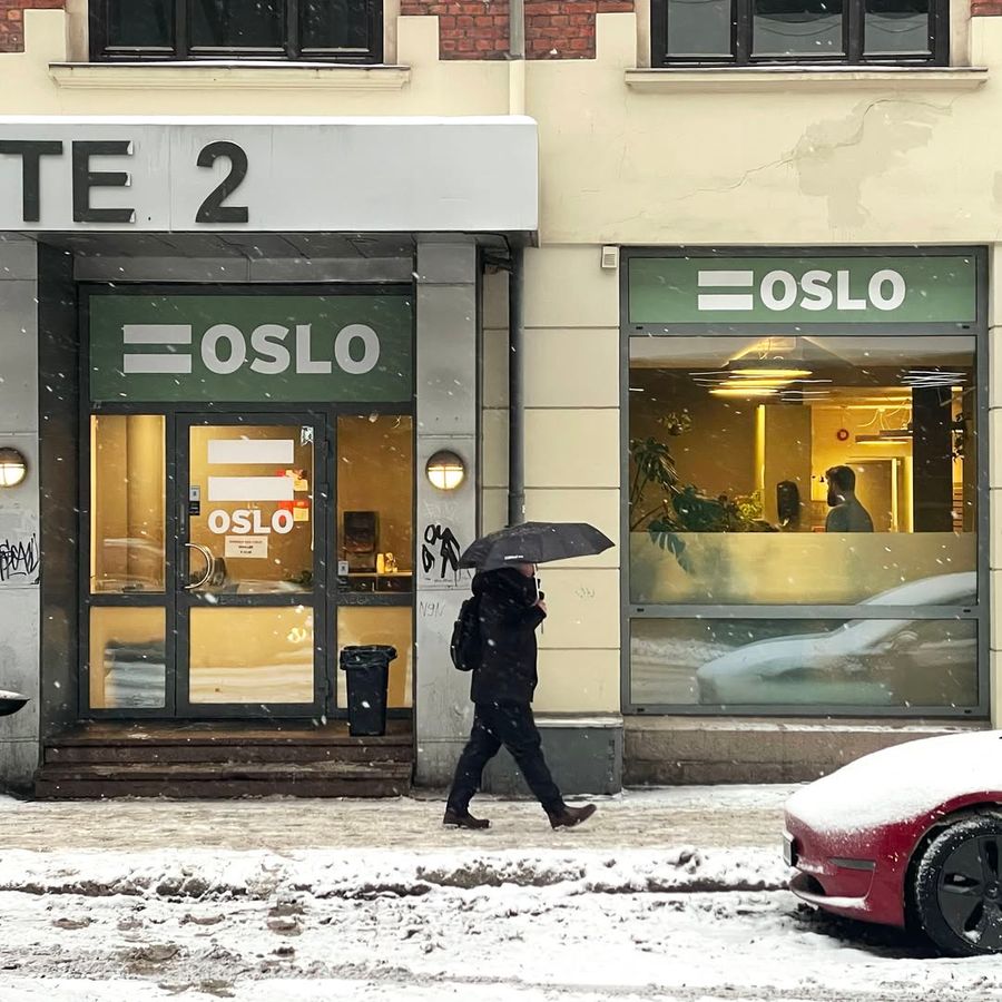 bygård med person som går utenfor