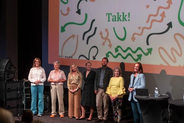 mennesker på en scene