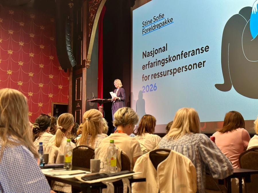 kvinne på scene
