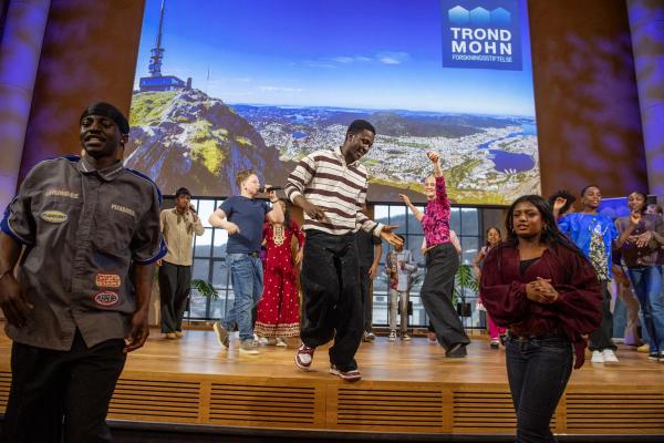 ungdommer på en scene