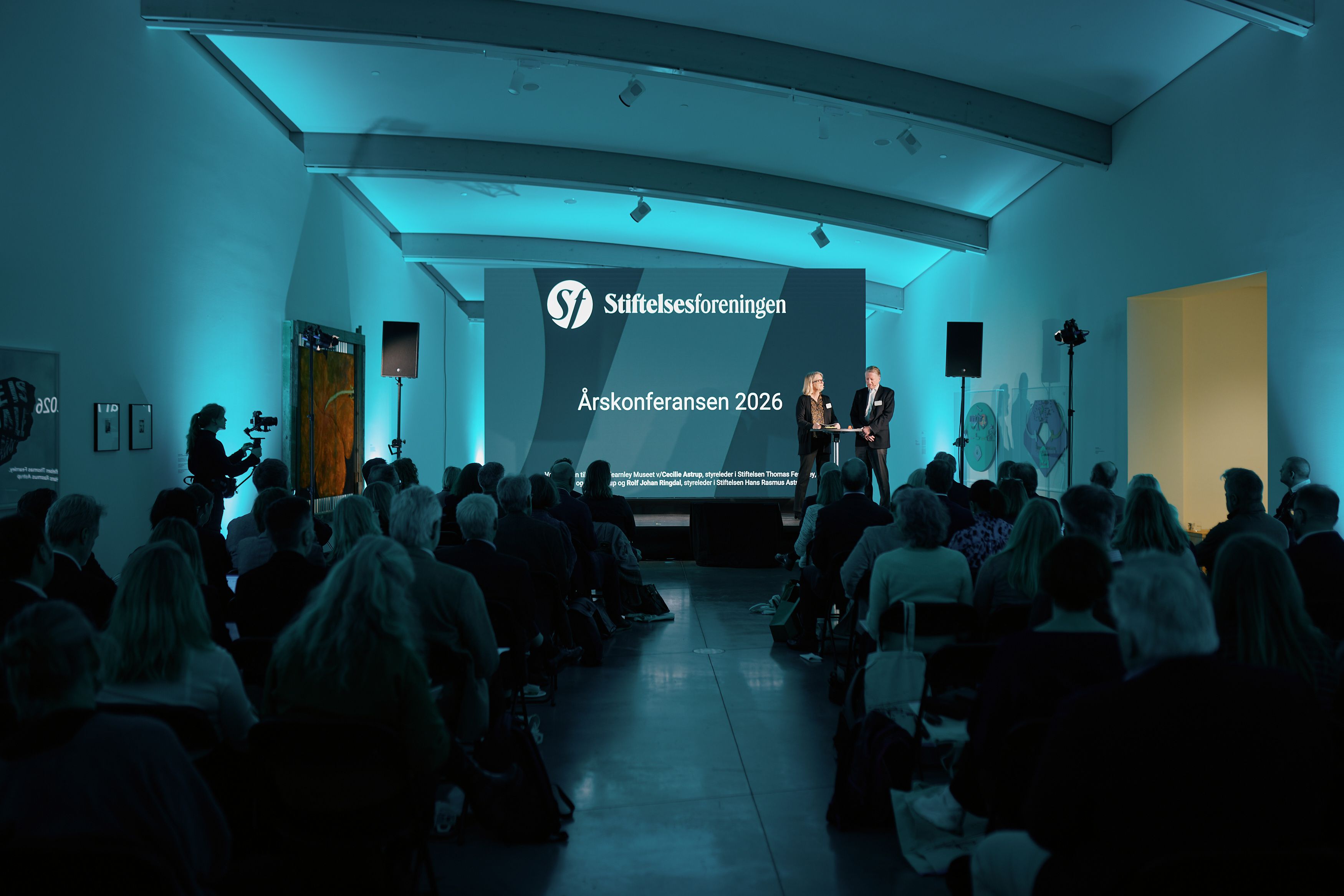 mann og kvinne på scene