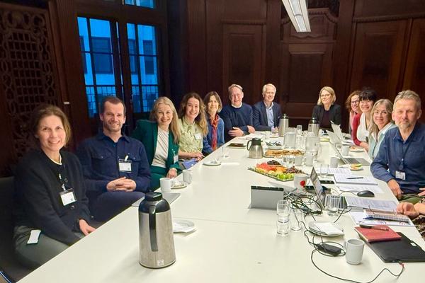 kvinner og menn rundt et møtebord