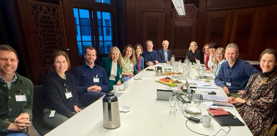 kvinner og menn rundt et møtebord