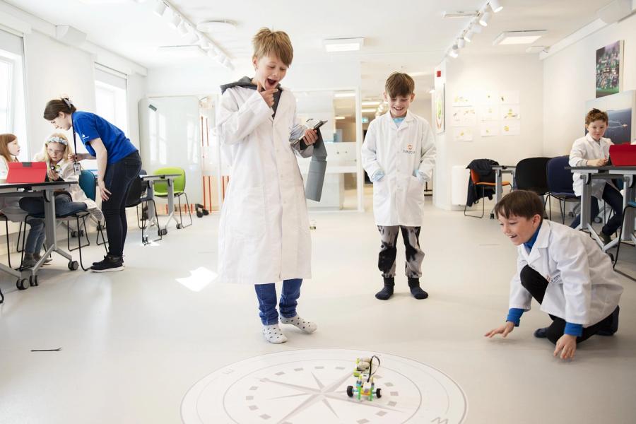 barn gjør eksperimenter på laboratorium