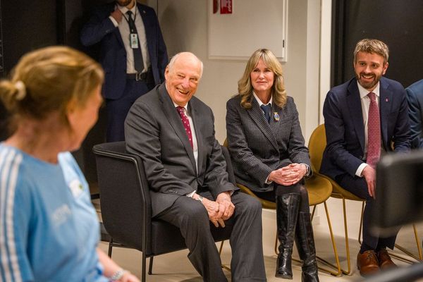 fire personer i samtale