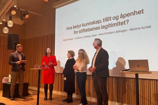 fem mennesker på en scene