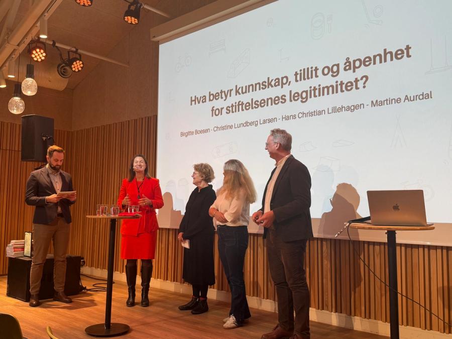 fem mennesker på en scene