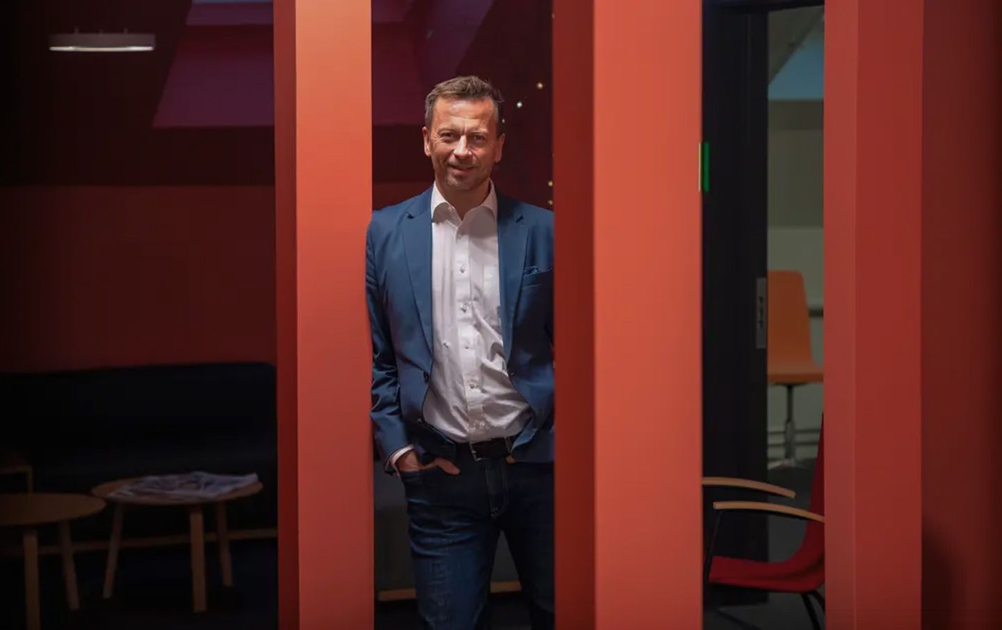 foto av mann i kontorlokale