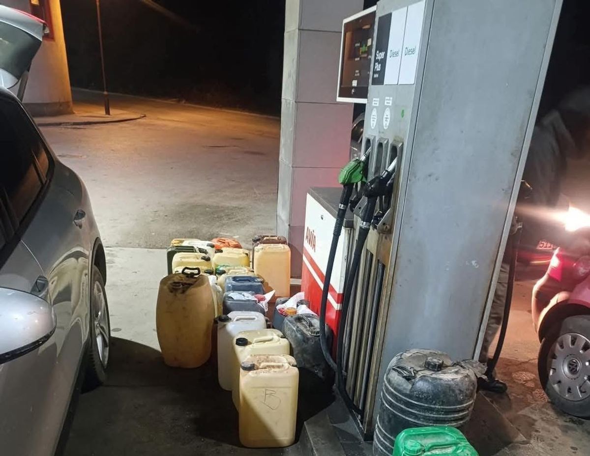 Redovi i kanisteri: Prvi talas panike na pumpama, građani BiH pune rezervoare