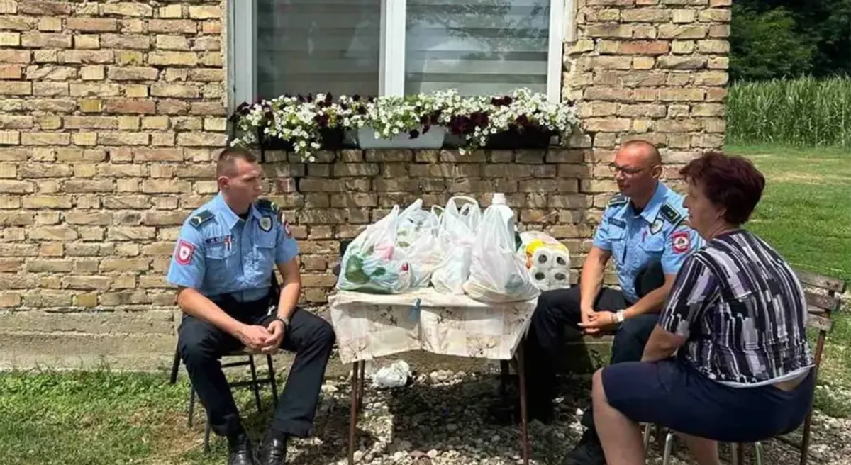 Policajci iz Gradiške oduševili humanim gestom: Samohranoj majci troje djece donijeli pomoć