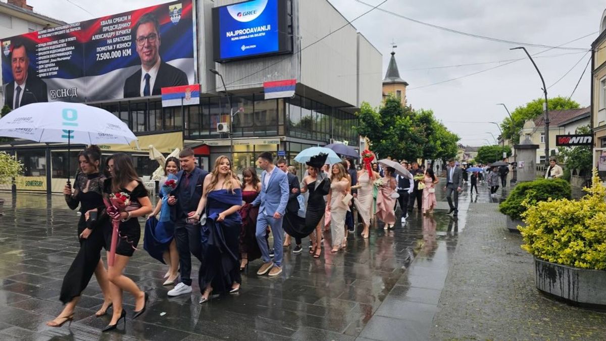Matura u Kozarskoj Dubici: Opština nagradila najbolje učenike, veče obilježila i prosidba FOTO