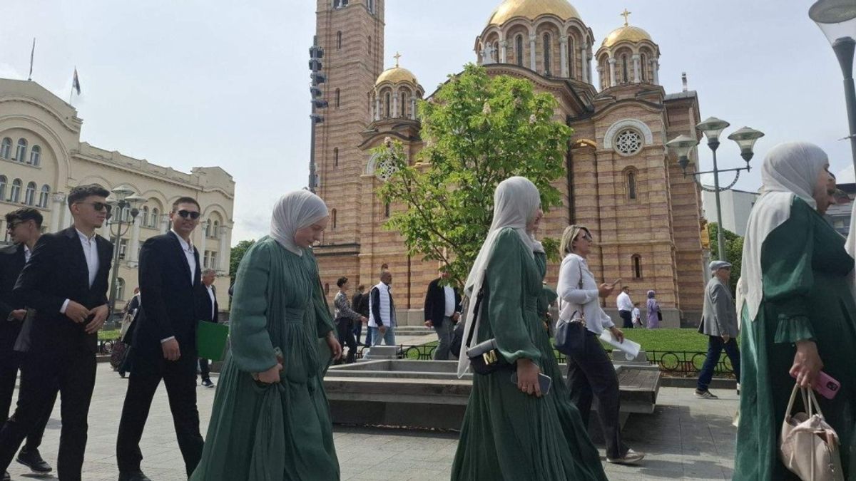 Maturanti treće generacije Medrese prošetali Banjalukom