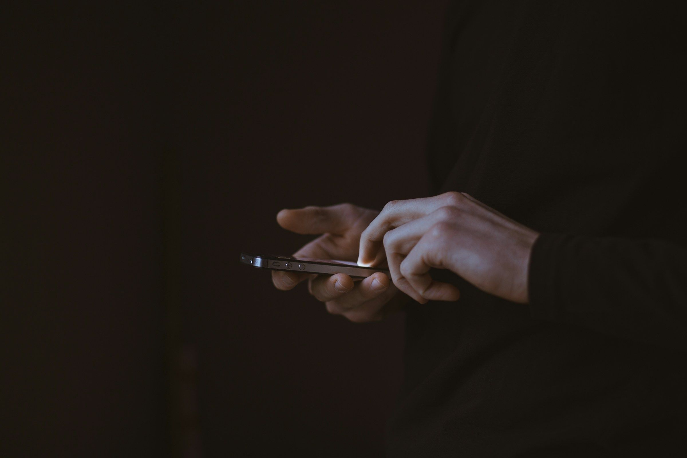 Handen die telefoon vasthouden