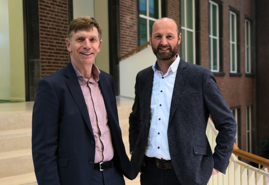 Marcel van Ooijen en Joris van Dam voor een gebouw