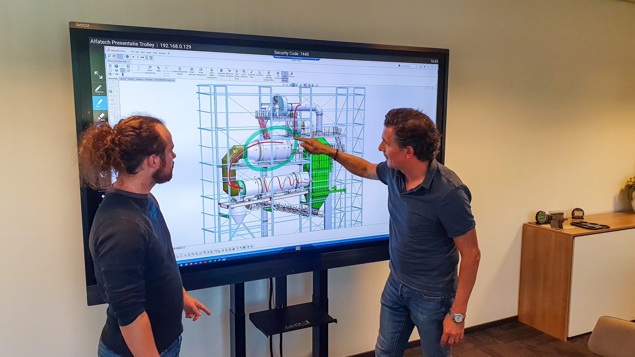 Collega's bekijken ontwerp asfaltmachine