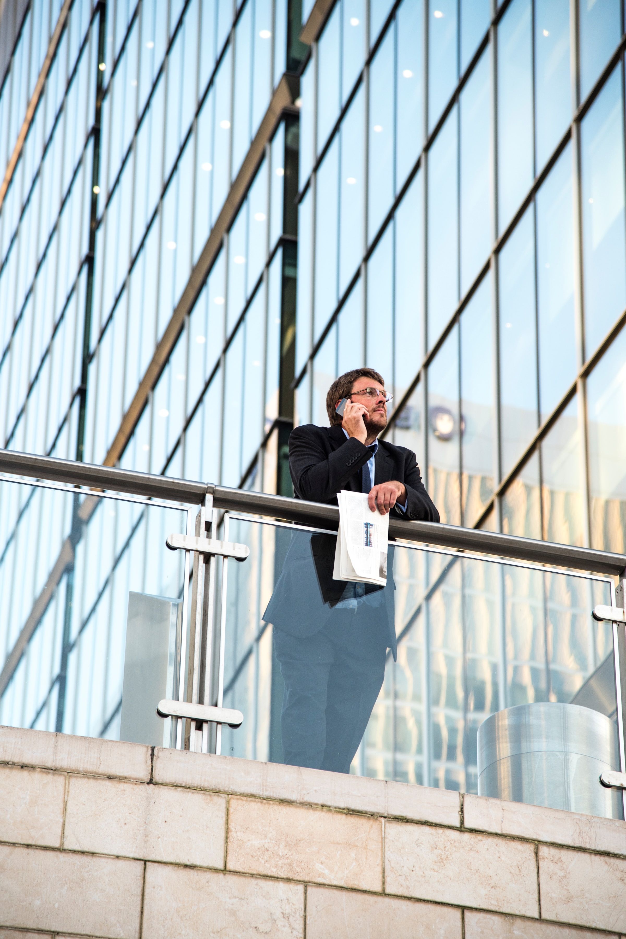 Professional aan het bellen voor kantoorpand