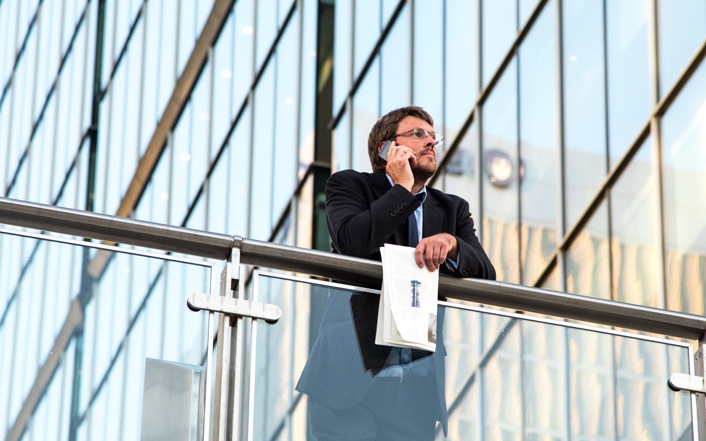 Professional aan het bellen voor kantoorpand