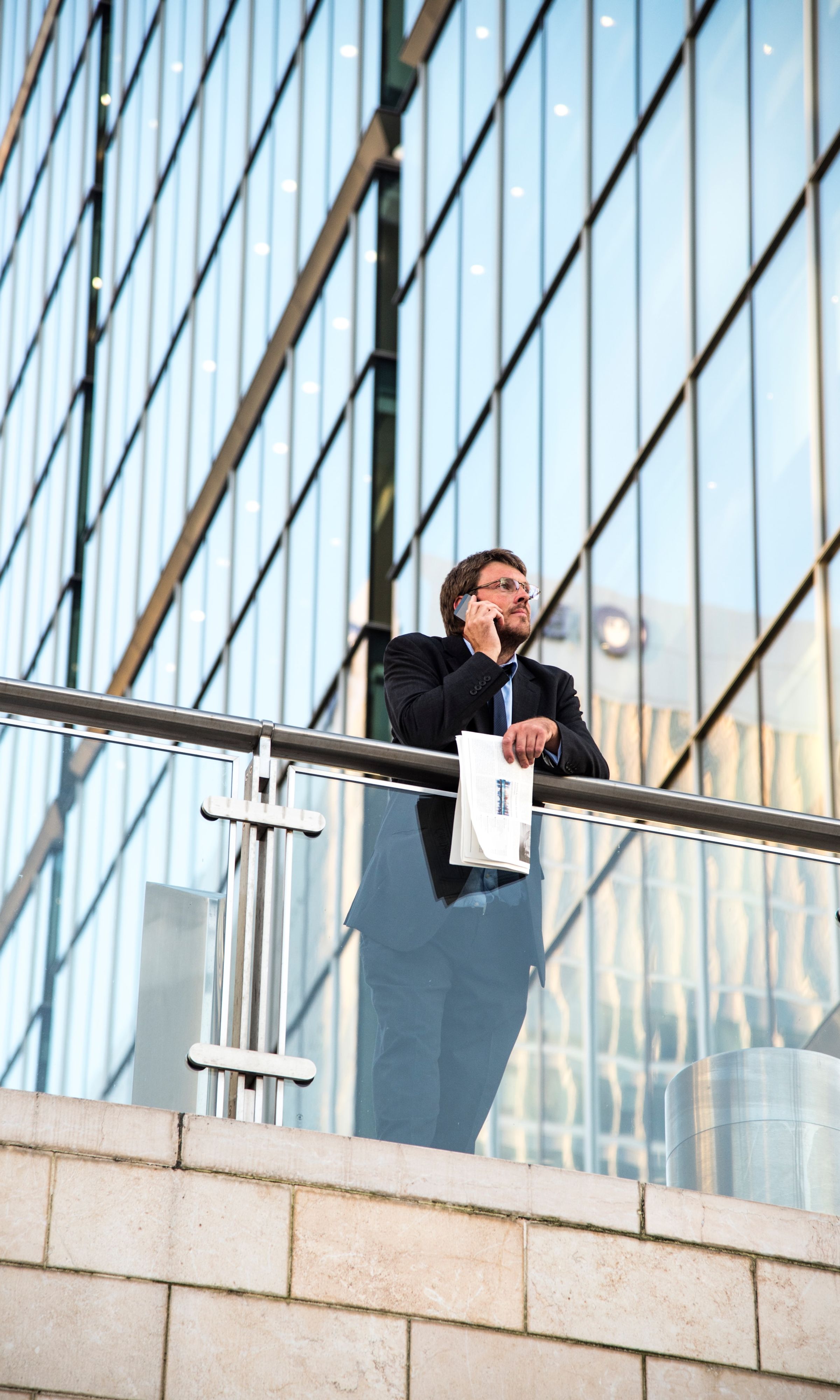 Professional aan het bellen voor kantoorpand