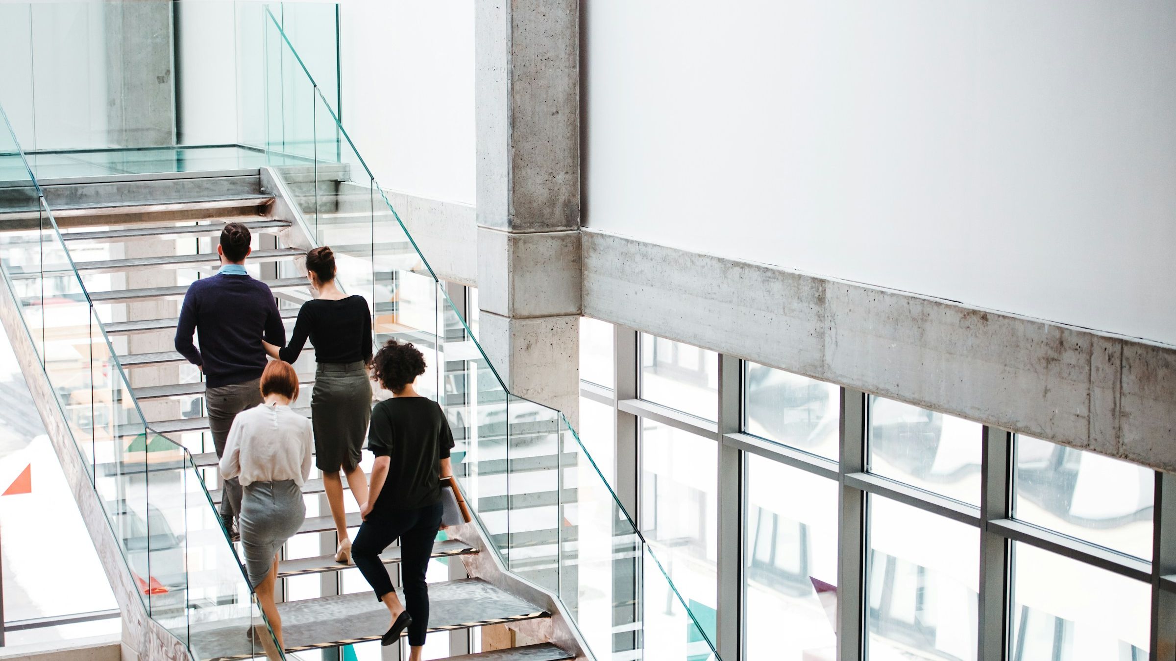 Professionals lopen een trap op